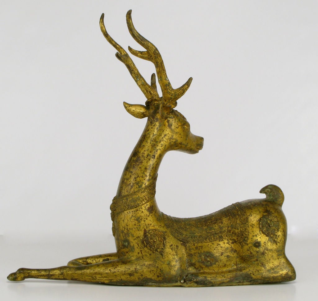 Grand cerf couché en bronze d'Ore avec détails décoratifs