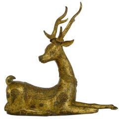 Grand cerf couché en bronze d'Ore avec détails décoratifs