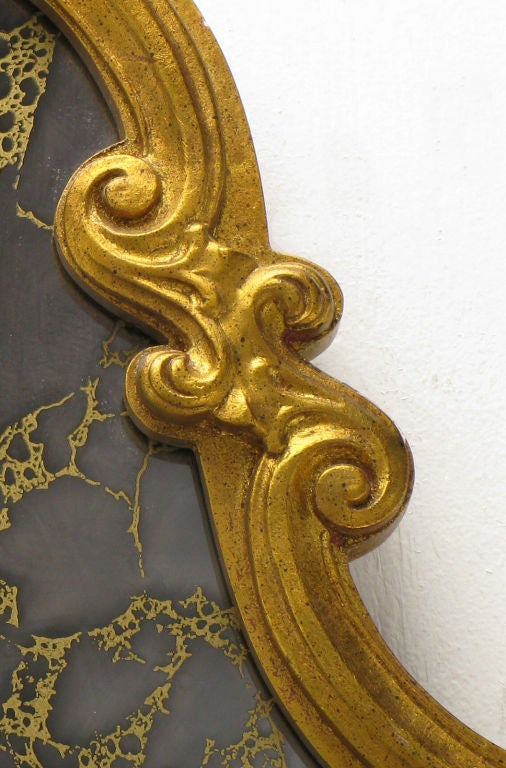 Américain Miroir vénitien encadré en bois sculpté et doré en vente