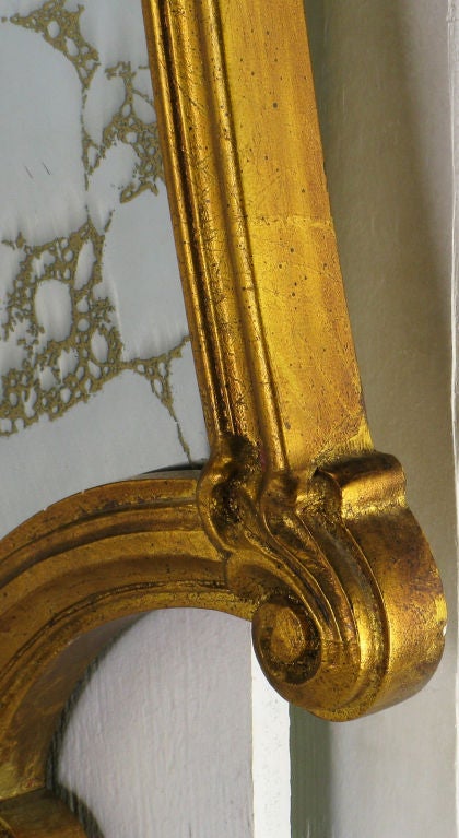 Milieu du XXe siècle Miroir vénitien encadré en bois sculpté et doré en vente