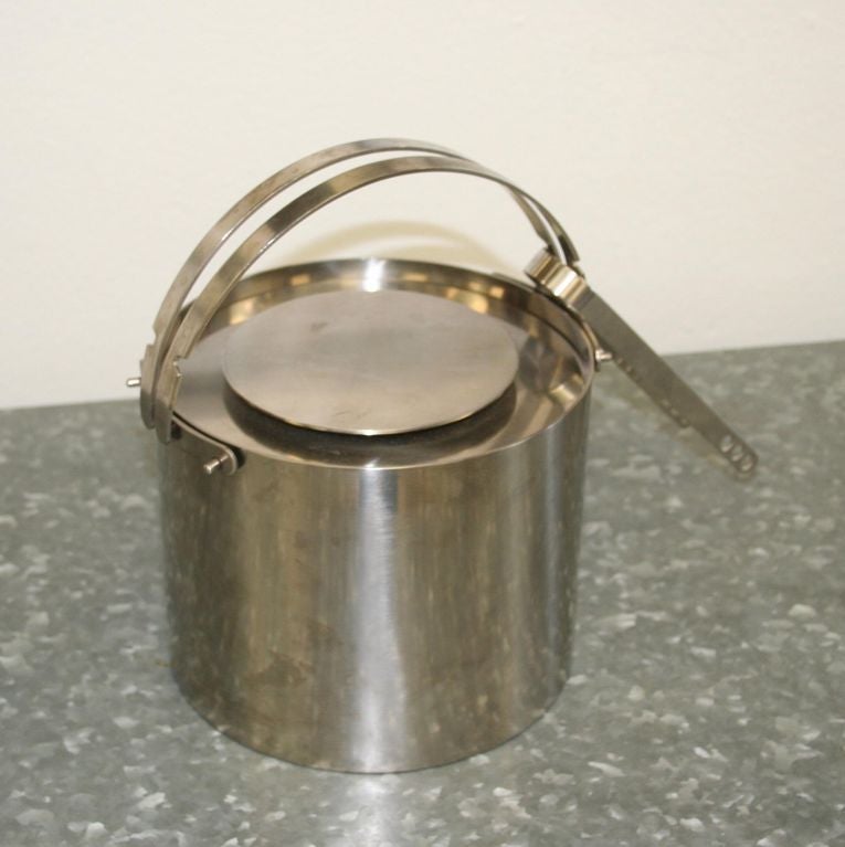 Arne Jacobsen Cylinda Line Ice Bucket with Steel tongs<br />
manufactered by Stelton in Denmark<br />
matte steel finish