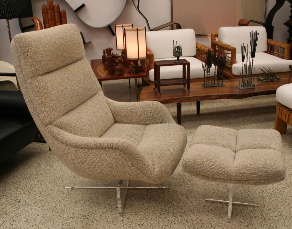 Vladimir Kagan High-back Swivel Lounge Chair and ottoman with<br />
Lucite X-base.Original Fabric