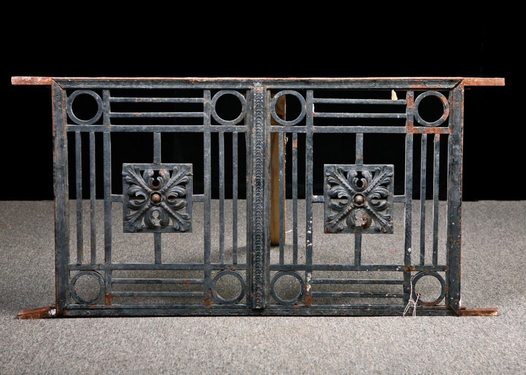 Paire de grilles et de balcons en fer de style Antiquities Art Deco français 2