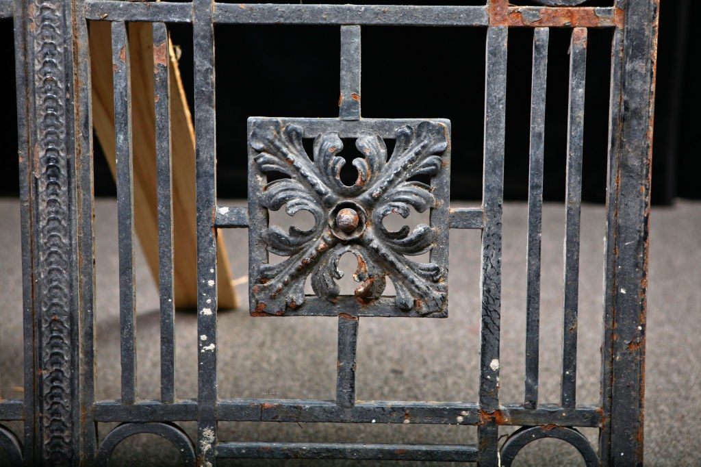 Paire de grilles et de balcons en fer de style Antiquities Art Deco français 3