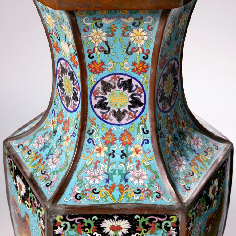 XX secolo Vasi di presentazione Cloisonné in vendita