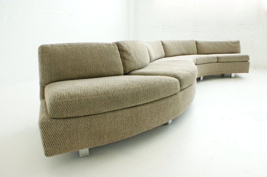 Milo Baughman Serpentine  Sofa In Good Condition In Chicago, IL