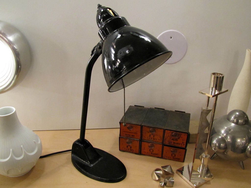 Lampe de table/tasque Bauhaus à tête orientable<br />
conçu par l'architecte néerlandais Jacobus J.P. Oud