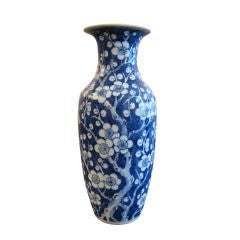 ANTIQUE CHINESE BLUE AND WHITE VASE
