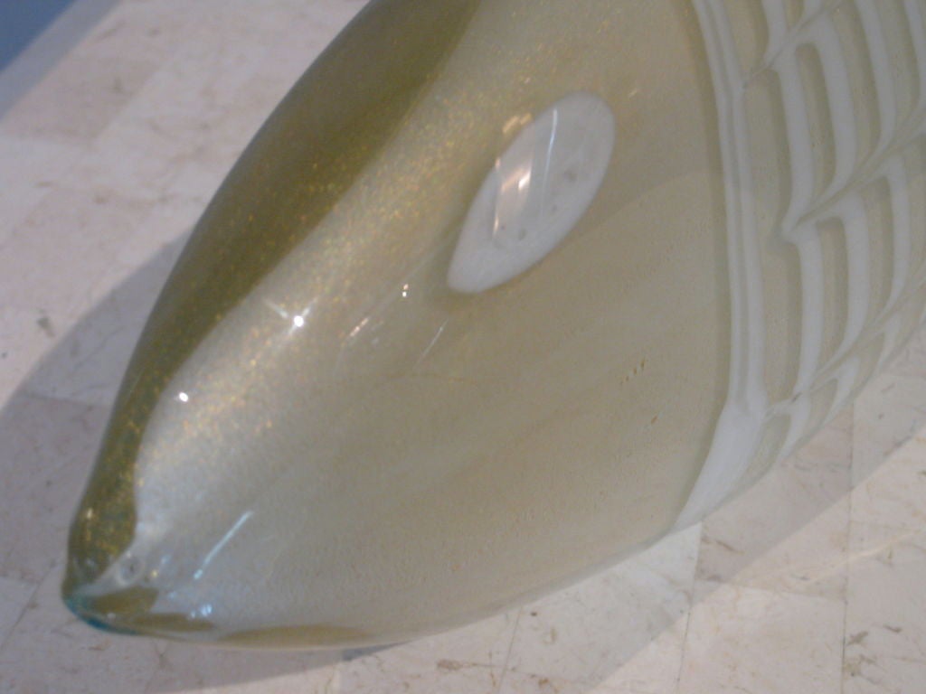 Large vintage Murano glass fish with internal decoration and gold inclusions made in Italy c.1950 by Barovier & Toso. Partial paper label underneath.