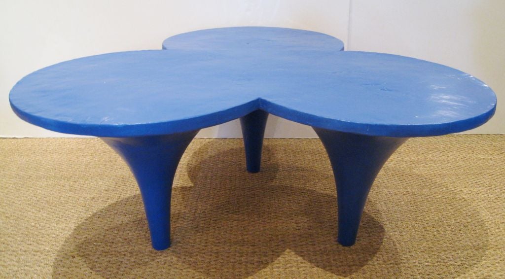 Trefoil Resin Coffee Table In Excellent Condition In Los Angeles, CA