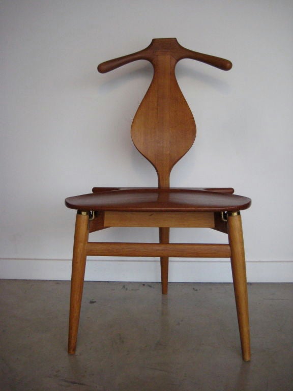 Un très bel exemple de cette chaise rare.  Tout est d'origine et en très bon état.