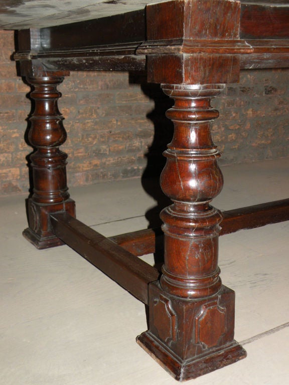 Italian (Bolognese) 17th Century Baroque Walnut Dining Table For Sale 3