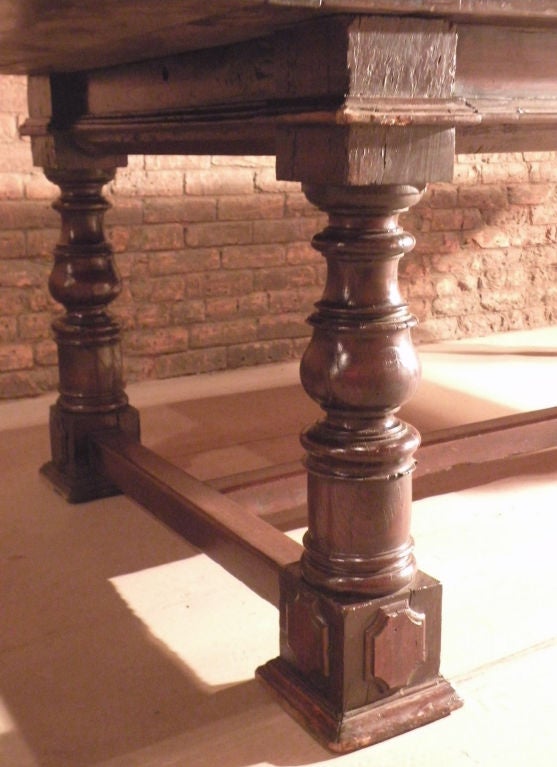 Table de salle à manger baroque italienne du XVIIe siècle en noyer en vente 1