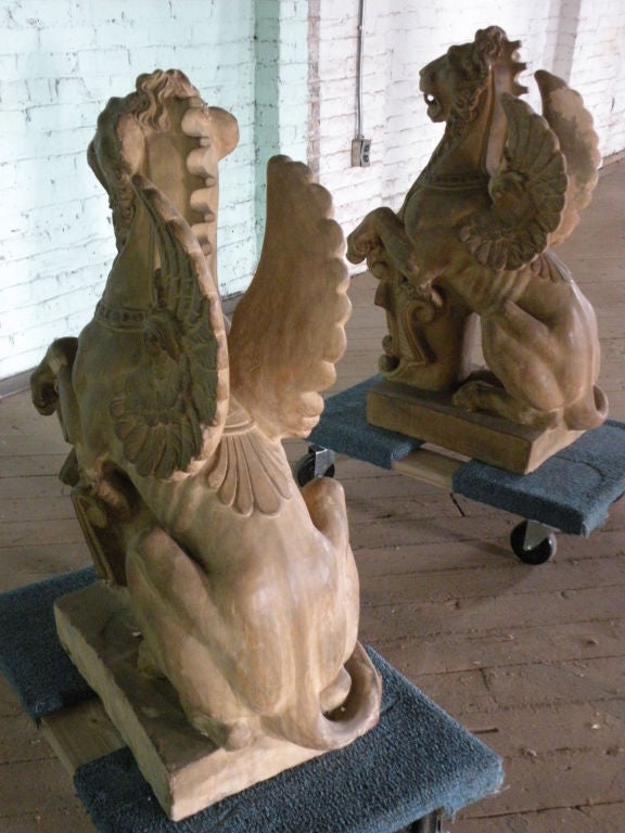 Paar geflügelte Terrakotta-Löwen aus dem 19. Jahrhundert (Italienisch) im Angebot