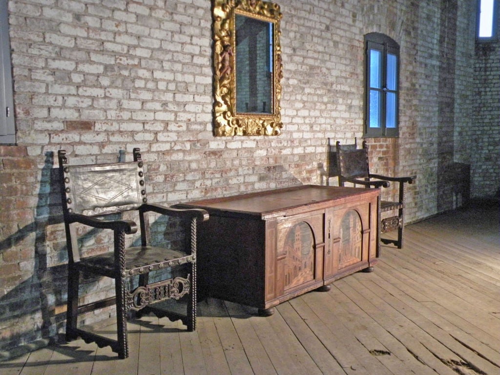 Gran arca/cofre barroco temprano con incrustaciones arquitectónicas alpinas Austríaco en venta