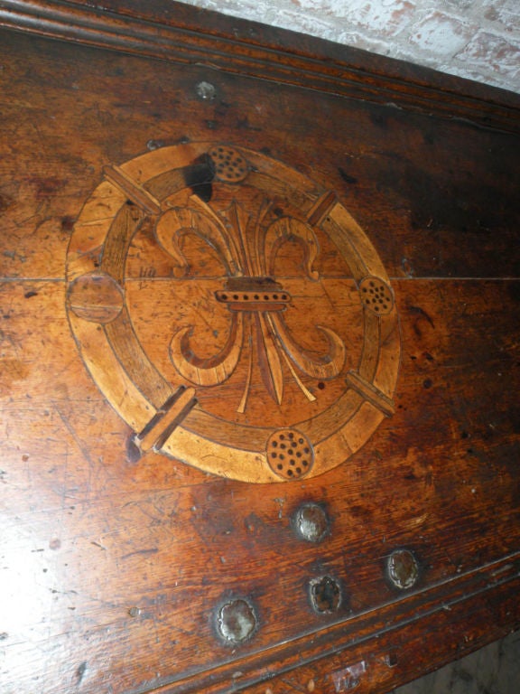 Gran arca/cofre barroco temprano con incrustaciones arquitectónicas alpinas Pino en venta