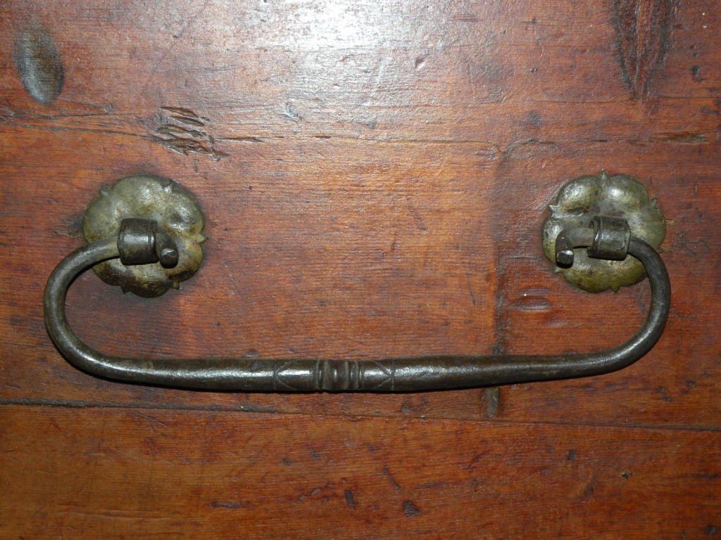 Gran arca/cofre barroco temprano con incrustaciones arquitectónicas alpinas en venta 1