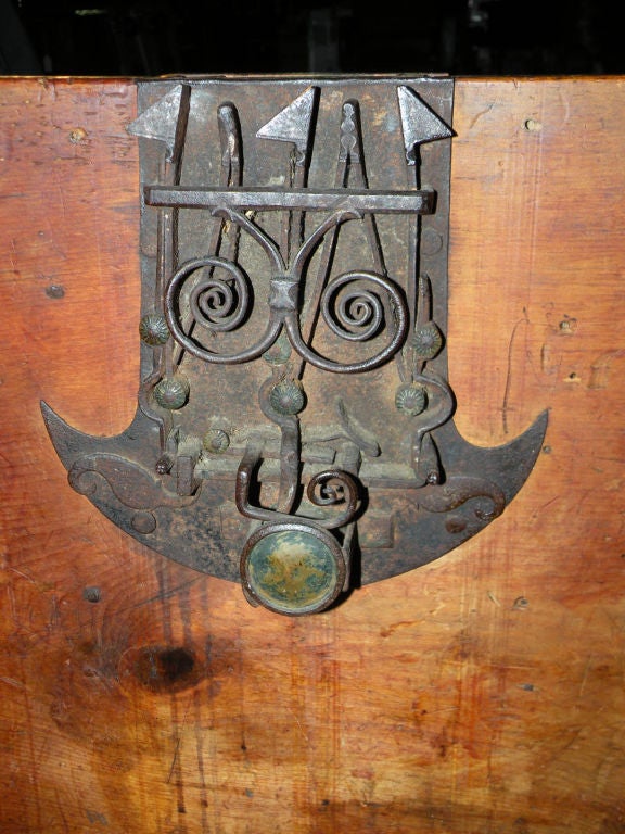 Gran arca/cofre barroco temprano con incrustaciones arquitectónicas alpinas en venta 2