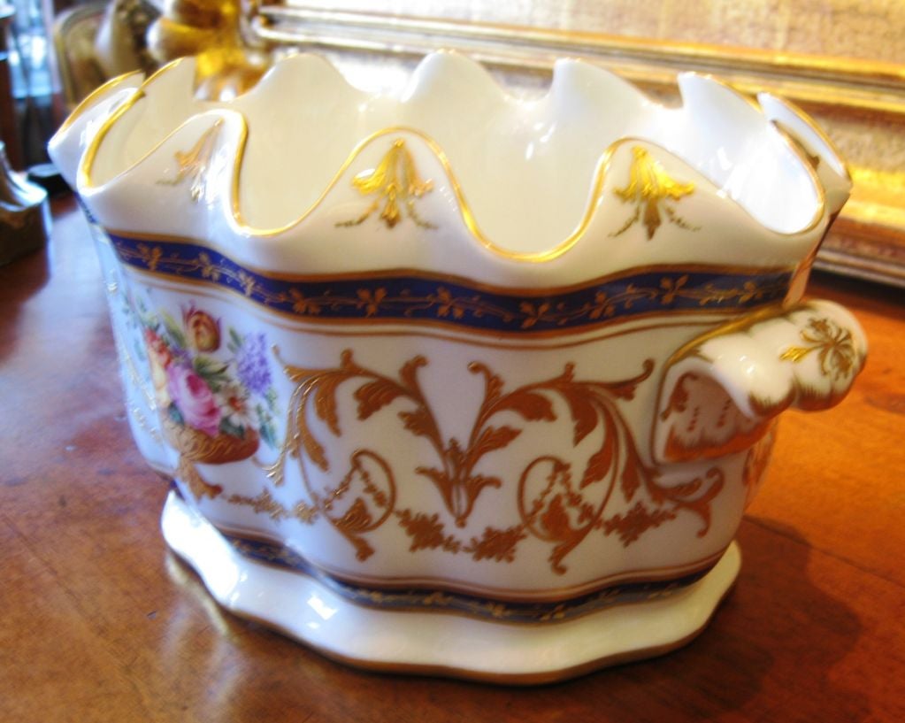 French Paris Porcelain Cachepot or Tureen For Sale 1