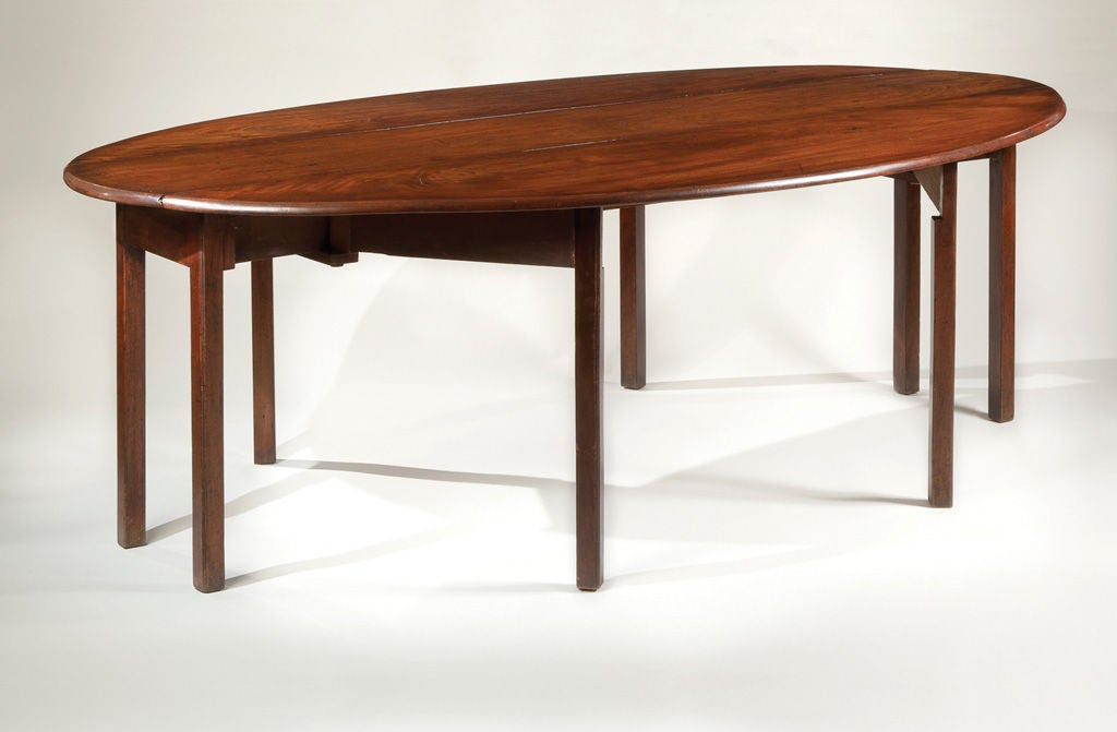 A beautiful mahogany oval Irish hunt table having eight straight moulded legs and excellent color.