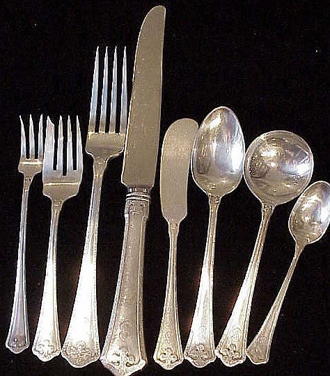Like Shreve 14th Century Sterling Silver Wallace Carmel 106 Pcs In Excellent Condition In New York, NY