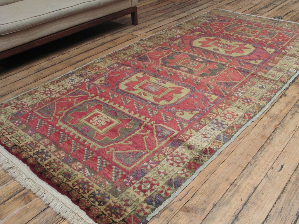 Konya Läufer Teppich. Alter Dorfteppich aus der Zentraltürkei. Der Teppich hat ein charmantes Design, sanfte Farben und sehr weiche Wolle.