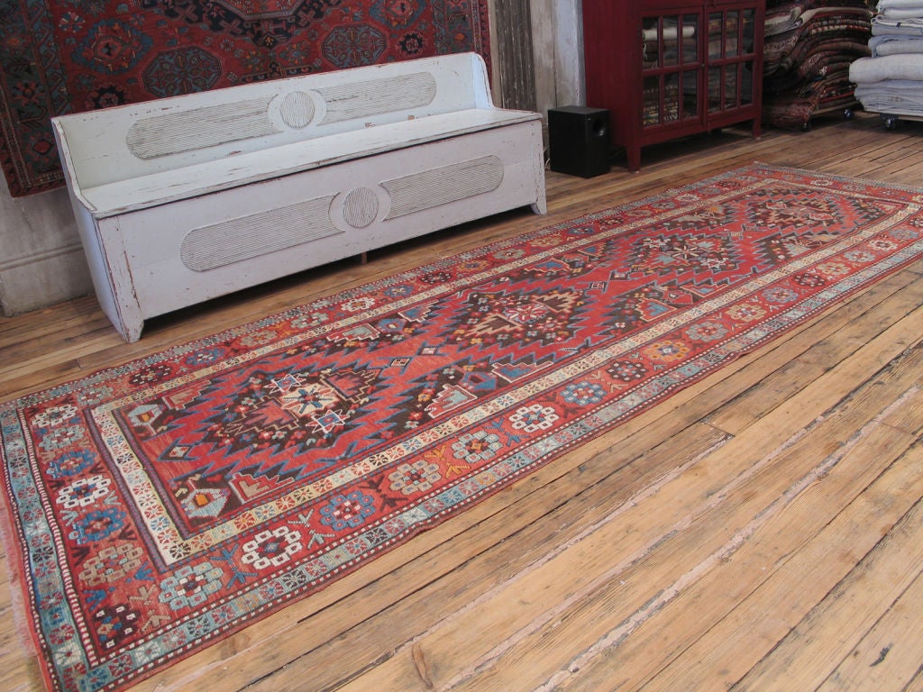 Antiker Läufer aus Karabagh. Ein hübscher antiker Teppich oder Läufer aus Karabagh im Format eines breiten Läufers (Galerie). Der Teppich hat schöne Farben.