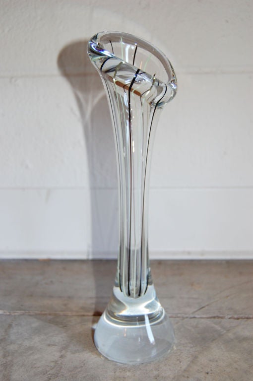 Schwedische gestreifte Trompetenvase aus Kunstglas, schwedisch