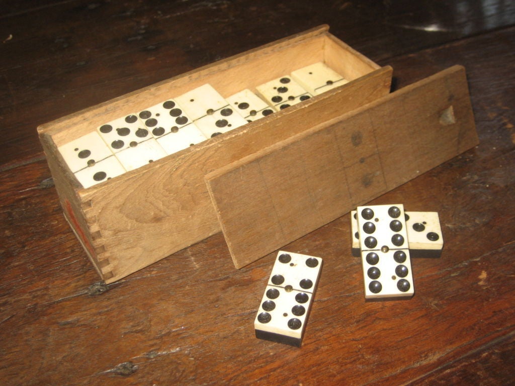 Vintage Domino game set from te 1900's. Complete domino set with wooden box from Belgium.