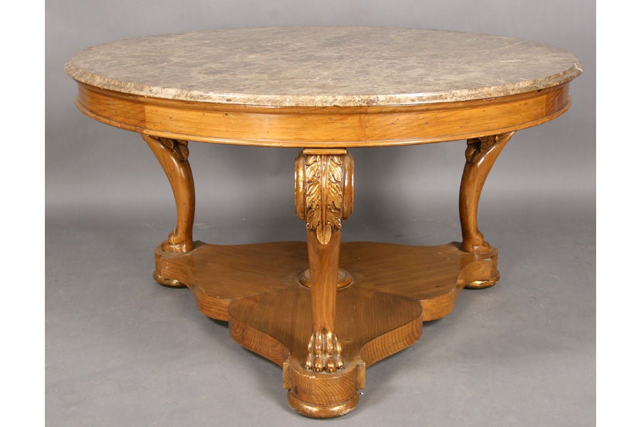 Monumentale table centrale de style empire à dessus en marbre, accentuée de dorures, avec des pieds cabriole sculptés et des pieds pattes sur une base à plate-forme façonnée.