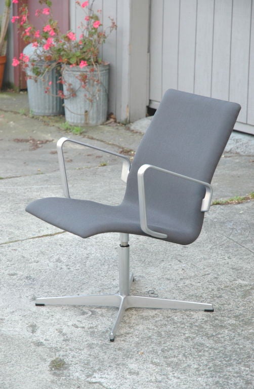 Low back lounge arm chair in charcoal wool on swivel base.

Arne Jacobsen Model 3271 design offers excellent lower back support and general comfort afforded with minimal structure.