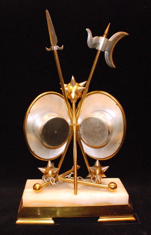 Antike viktorianische Uhr und Barometer, verziert mit mittelalterlichen Waffen.