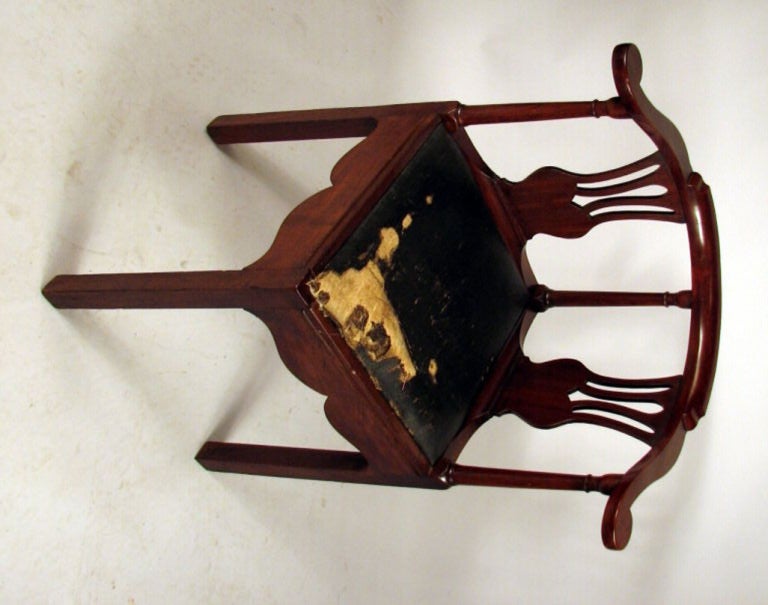 Fine Chippendale mahogany corner or roundabout chair, having<br />
crested back with shaped arms above two pierced vertical splats above the<br />
original slip seat set in a shaped frame, raised on four square legs.
