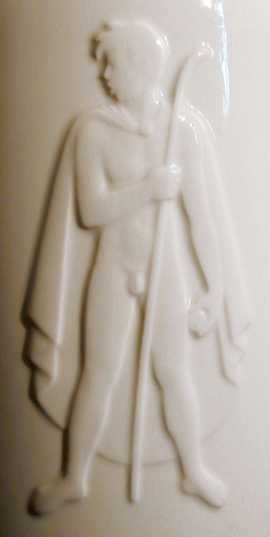 Esculpido por Hans Henrik Hansen para Royal Copenhagen, probablemente con motivo de los Juegos Olímpicos de 1936 en Alemania, este rarísimo jarrón Art Déco de porcelana blanc de chine presenta varios desnudos masculinos y femeninos alrededor de su