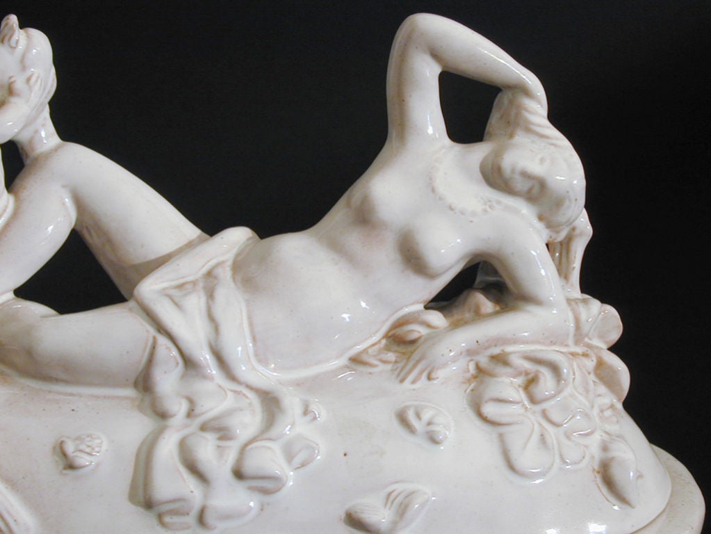 Austriaco Venere ed Eros, vaso con coperchio in ceramica secessionista di Vienna con nudo femminile di Russ in vendita