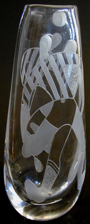 Entworfen von Vicke Lindstrand, der für seine gravierten Glasdesigns bei Orrefors in den 1930er und Uppsala-Ekeby in den 1940er Jahren legendär ist, wurde dieses sehr schöne und seltene Design, das zwei Fußballspieler zeigt, von Kosta Boda in seiner