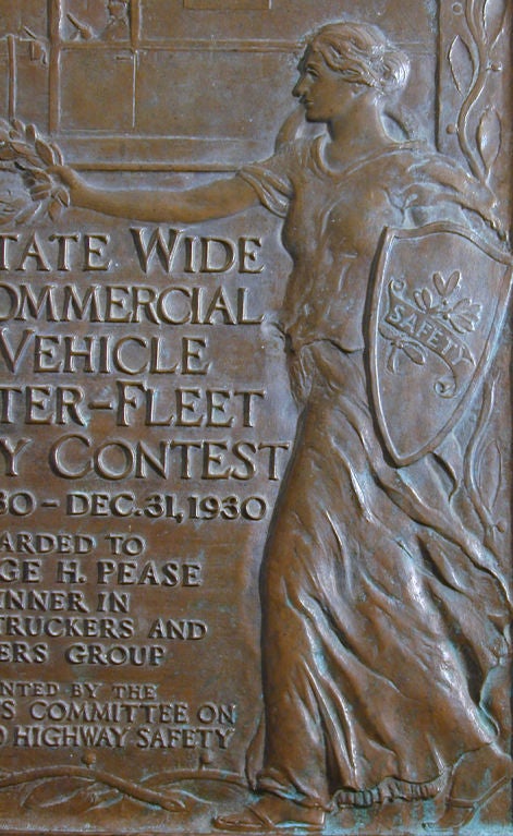 Magnifiquement sculpté, moulé et patiné de manière experte par la célèbre société Gorham en 1930, ce grand panneau a été attribué au gagnant du concours inter-flottes de véhicules commerciaux dans le Massachusetts. Probablement sculpté par William