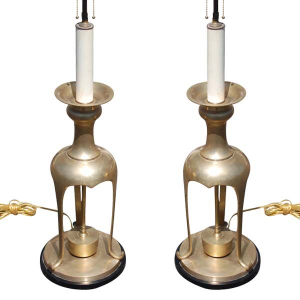 Une paire de grandes lampes de table en laiton de la manière de James Mont. Forme trépied avec bases rondes noires.