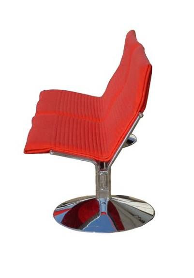 Canapé à deux places de style moderne du milieu du siècle dernier, conçu par Klaus Franck et Werner Sauer pour Wilkhahn en 1983.  Des sièges tandem confortables et élégants avec des bases chromées et un rembourrage rouge.   