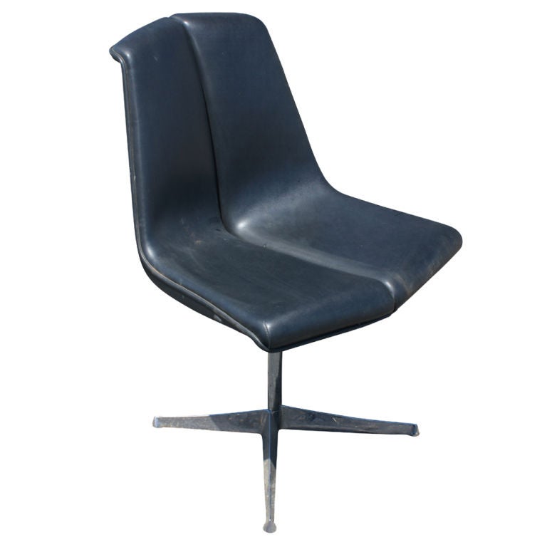 A side or desk chair designed by Richard Schultz for Knoll's Art Metal series in the 1960s. Original black vinyl upholstery with a four star aluminum swivel base.
