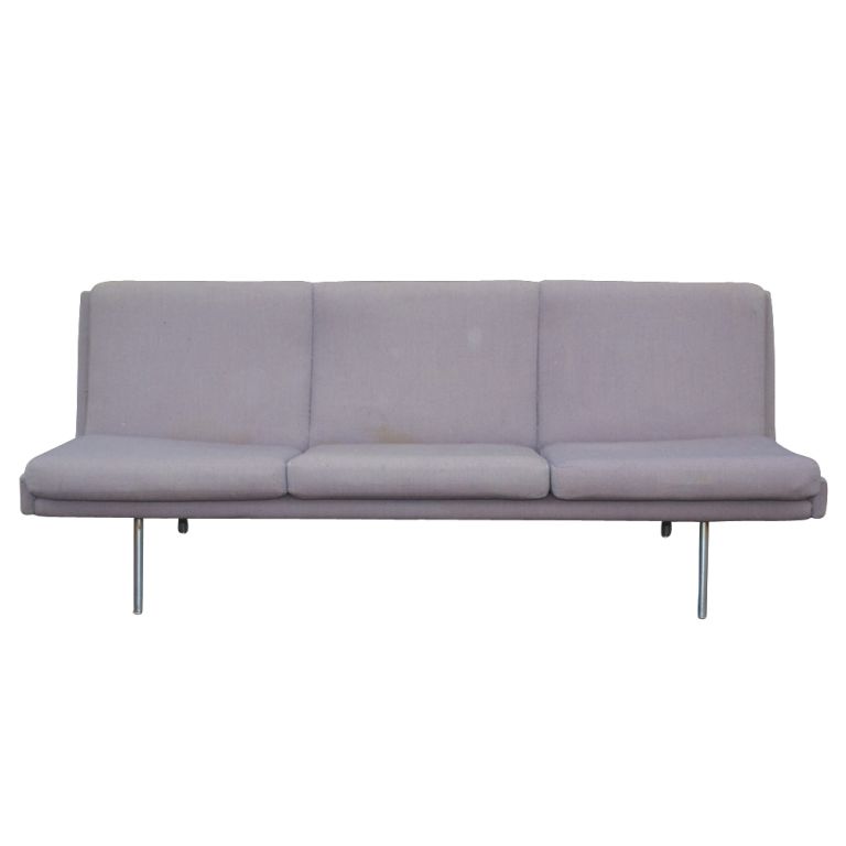 Un canapé danois moderne du milieu du siècle conçu par Hans Wegner. Une forme épurée sans bras et des pieds tubulaires chromés. Tapissé de son tissu lilas d'origine.