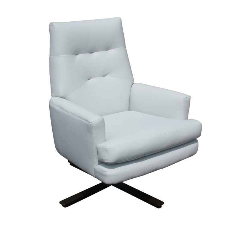 Pair of White Leather Cumberland Lounge Executive Chairs In Good Condition In Pasadena, TX