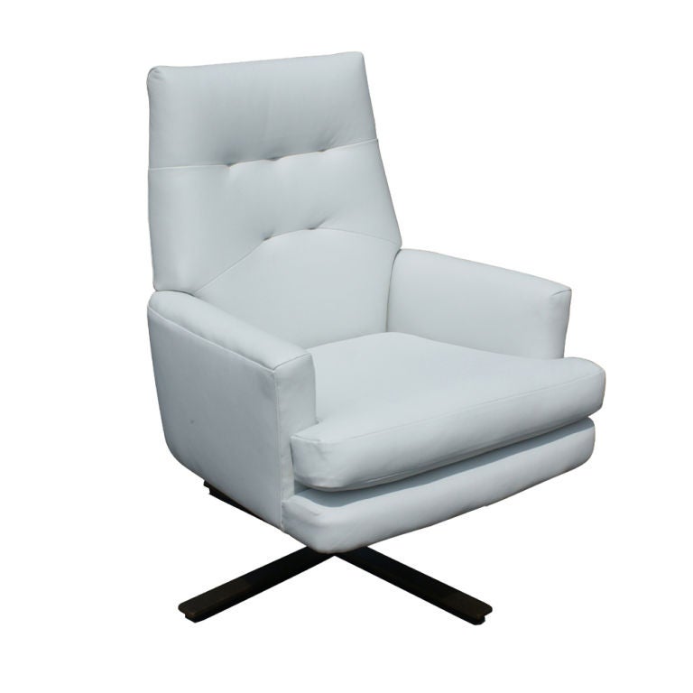 Pair of White Leather Cumberland Lounge Executive Chairs For Sale at