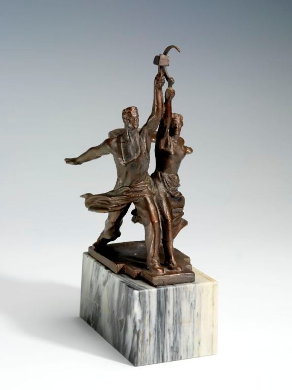 Rabochy i Kolhoznitza (L'ouvrier et la fermière collective) de Vera Mukhina (russe, 1889-1953).

Une importante sculpture en bronze après le monument original créé en 1937 pour le pavillon soviétique de l'Exposition universelle de Paris.