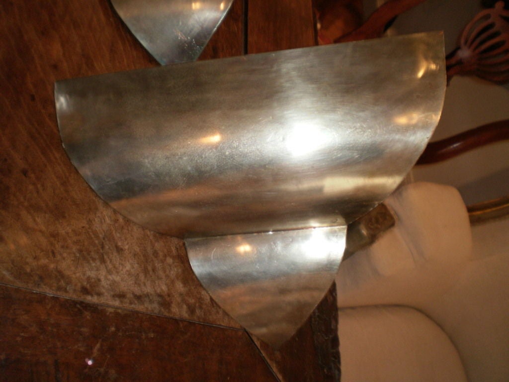 Ensemble de quatre appliques Art Déco françaises en acier de forme triangulaire, vers 1930 Bon état - En vente à Houston, TX
