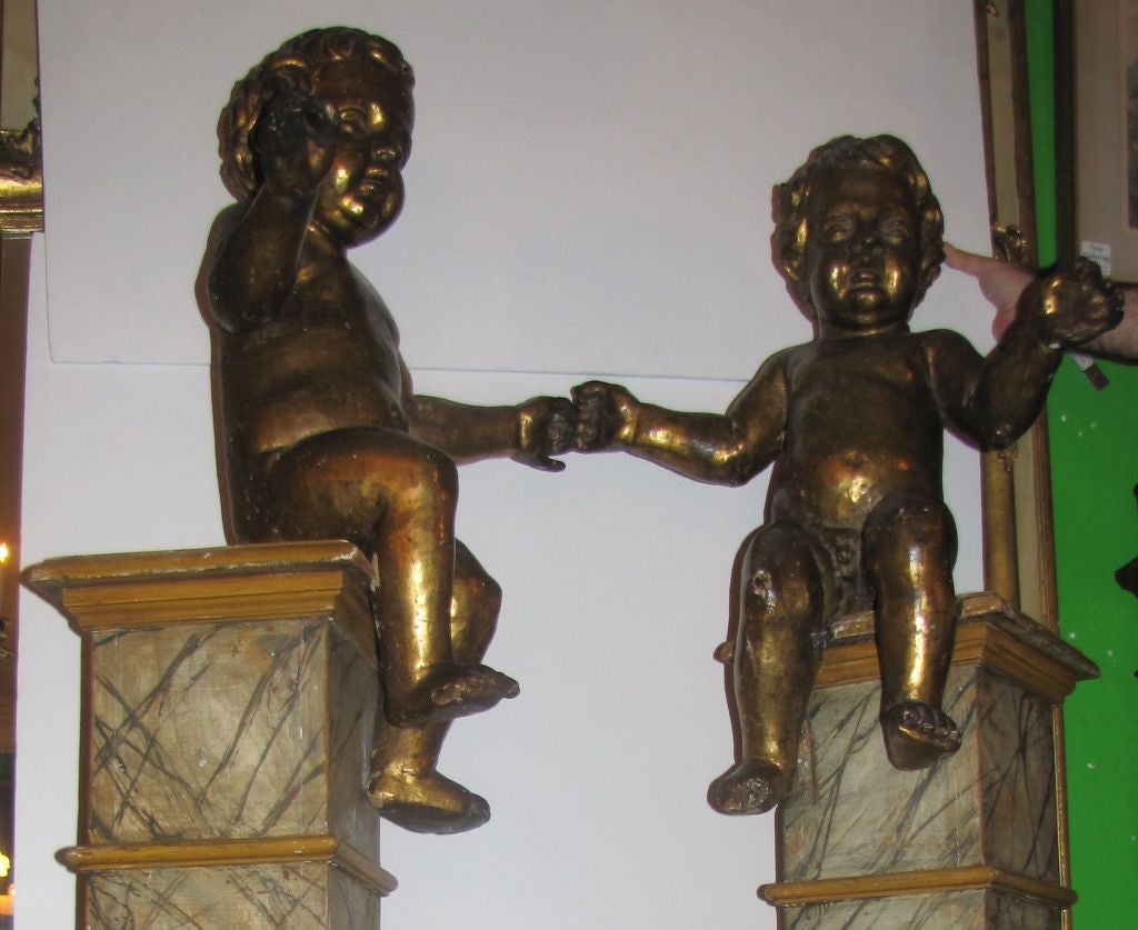 Pair of 18th Century Italian Carved Gilt-Wood Putti Figures For Sale 1