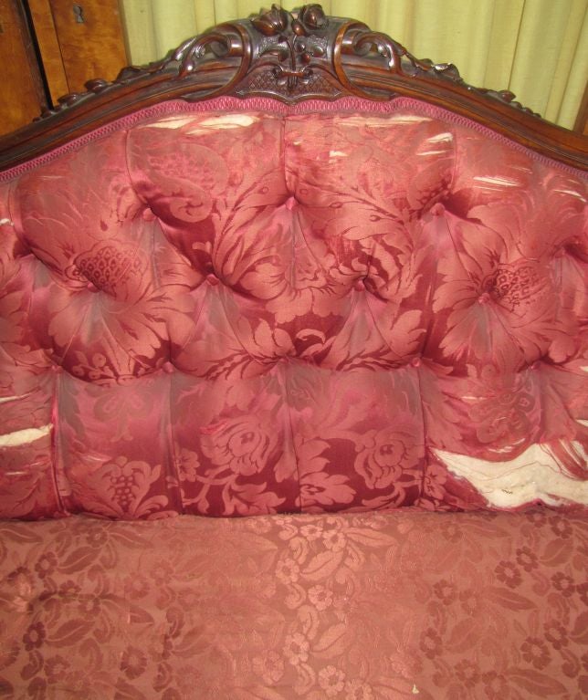 Late Victorian carved walnut sofa In Good Condition In Miami, FL