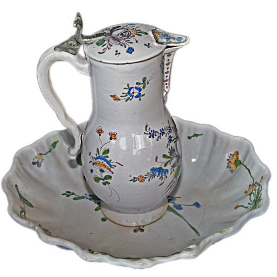  French Faïence Scallped Bowl & Pitcher For Sale