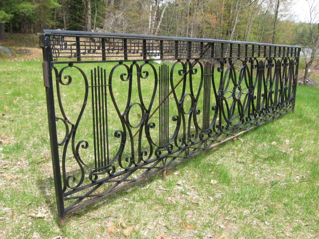 musical theme fence In Excellent Condition For Sale In York, ME