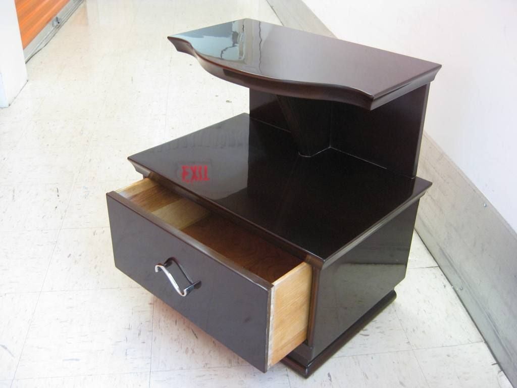Pair of Exceptional Art Deco Cantilevered Bedside/End Table In Excellent Condition For Sale In Bronx, NY